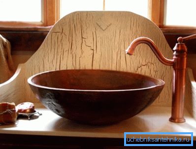 Un interesante fregadero de madera. Un interesante fregadero de madera.