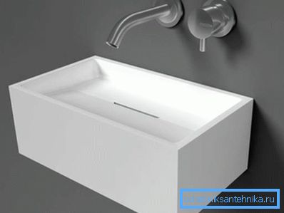 Interesante diseño de lavamanos en un baño pequeño.