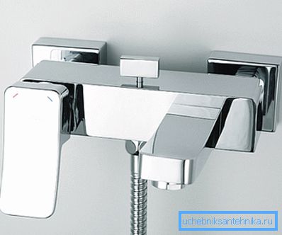 Interesante mezclador de baño con caño corto