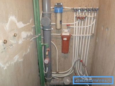 Los servicios públicos en el baño deben estar enmascarados. Los servicios públicos en el baño deben estar enmascarados.