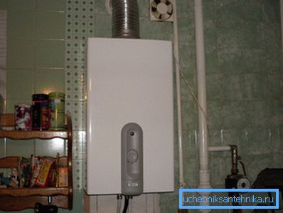 Según la foto, se puede ver que los productos de combustión se descargan a través de un eje, mientras que la sala se ventila a través de otro canal. Sobre la base de la foto, se puede ver que los productos de combustión se descargan a través de un eje, mientras que la sala se ventila a través de otro canal.