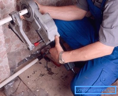 Usando un troquel de tornillo eléctrico