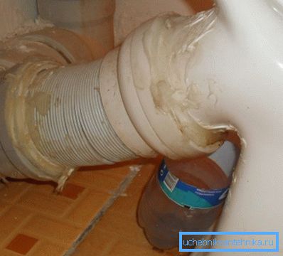 El uso de un sellador o una masilla de silicona permite eliminar solo pequeñas grietas, para los defectos más grandes que necesita usar cemento El uso de un sellador o una masilla de silicona permite eliminar solo pequeñas grietas, para los defectos más grandes que necesita usar cemento