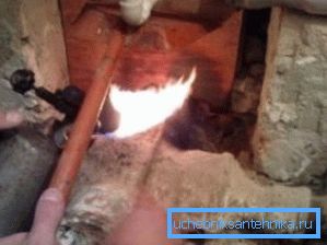 Usando una antorcha para aflojar la articulación.