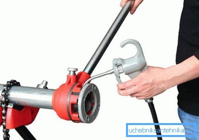 Usar un troquel de tornillo facilita mucho el trabajo. Usar un troquel de tornillo facilita mucho el trabajo.