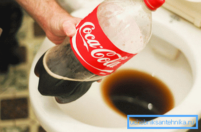 Usa Coca Cola para limpiar el inodoro. Usa Coca Cola para limpiar el inodoro.
