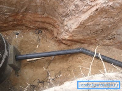 Usando un conducto de plástico para suministrar agua a la casa. Usando un conducto de plástico para suministrar agua a la casa.