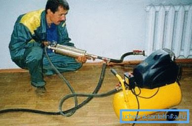 Usar una pistola de aire comprimido es una de las formas más efectivas de deshacerse de la escala en los radiadores Usar una pistola de aire comprimido es una de las formas más efectivas de deshacerse de la escala en los radiadores