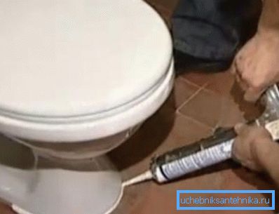 Utilizando un sellador especial para sellar huecos y una fijación más apretada Utilizando un sellador especial para sellar huecos y una fijación más apretada