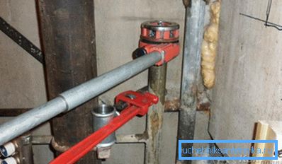 Usando una llave de tubo para estabilizar el elevador Usando una llave de tubo para estabilizar el elevador