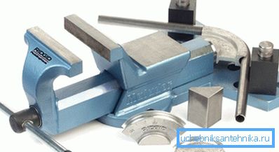 Uso del dispositivo para doblar tubos. Uso del dispositivo para doblar tubos.