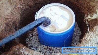 El uso como un tanque séptico no puede llamarse una solución técnica original, pero como medidas temporales es bastante aceptable. El uso como un tanque séptico no puede llamarse una solución técnica original, pero como medidas temporales es bastante aceptable.