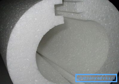 Se utiliza la conexión de lengüeta y ranura. Se utiliza la conexión de lengüeta y ranura.