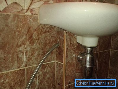 Ducha higiénica se saca de debajo del fregadero. Ducha higiénica se saca de debajo del fregadero.