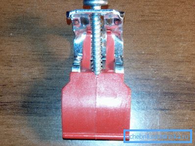 El producto de metal y plástico en forma ampliada. El producto de metal y plástico en forma ampliada.