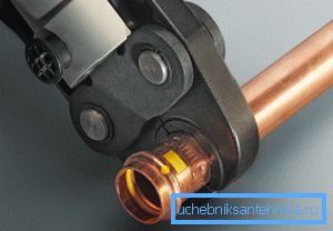Los productos se sellan al engarzarlos con pinzas especiales, las instrucciones le indicarán cómo hacerlo correctamente. Los productos se sellan al engarzarlos con pinzas especiales, las instrucciones le indicarán cómo hacerlo correctamente.