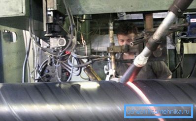 La fabricación de productos con costura retorcida también es bastante popular, pero recientemente han estado abandonando esta tecnología debido a una producción no rentable. La fabricación de productos con costura retorcida también es bastante popular, pero recientemente han estado abandonando esta tecnología debido a una producción no rentable.