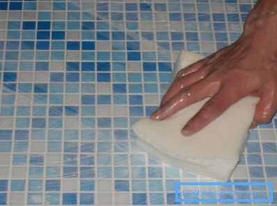 Las formulaciones en exceso se eliminan con una esponja o paño suave. Las formulaciones en exceso se eliminan con una esponja o paño suave.