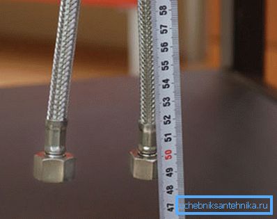 La medición de la longitud de la manguera se puede realizar utilizando una cinta métrica convencional o una regla La medición de la longitud de la manguera se puede realizar utilizando una cinta métrica convencional o una regla