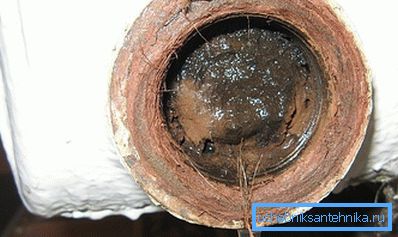 Depósitos de cal y barro en el antiguo sistema de calefacción. Depósitos de cal y barro en el antiguo sistema de calefacción.