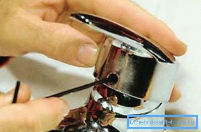 Retirar el pasador de chaveta para liberar el asa en el dispositivo de bola Retirar el pasador de chaveta para liberar el asa en el dispositivo de bola