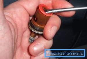Retirar el tapón de las piezas de la caja metálica. Retirar el tapón de las piezas de la caja metálica.