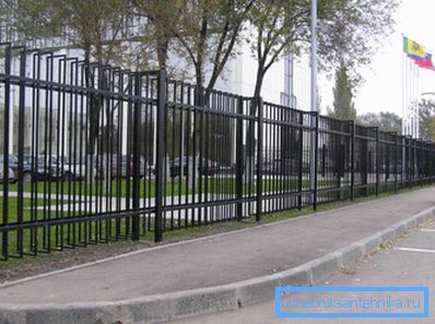 Valla agraciada hecha de perfiles cuadrados y rectangulares de acero anticorrosión Valla agraciada hecha de perfiles cuadrados y rectangulares de acero anticorrosión