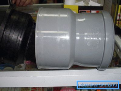 Se debe colocar un anillo de goma en el adaptador de hierro fundido a plástico, que se instala en el interior Se debe colocar un anillo de goma en el adaptador de hierro fundido a plástico, que se instala en el interior