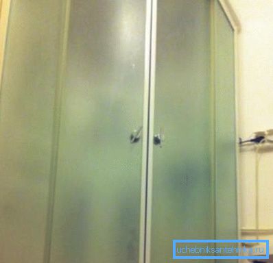 Cabina con vidrio esmerilado. Cabina con vidrio esmerilado.