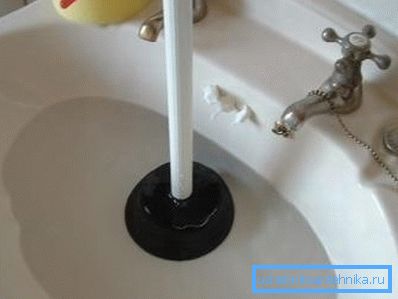 Cómo limpiar rápidamente la obstrucción en el fregadero con un émbolo Cómo limpiar rápidamente la obstrucción en el fregadero con un émbolo