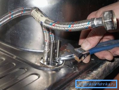 Cómo quitar la batidora en la cocina con un fregadero. Cómo quitar la batidora en la cocina con un fregadero.
