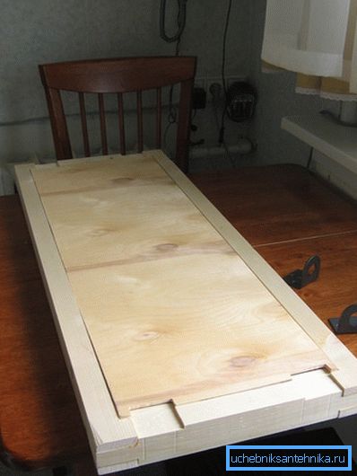 Alternativamente, para los estantes, puede usar madera contrachapada delgada en el marco de la barra. Alternativamente, para los estantes, puede usar madera contrachapada delgada en el marco de la barra.