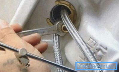 ¿Cómo arreglar el mezclador en el fregadero? Para esto hay un kit especial: dos pernos, dos arandelas de metal de una configuración especial y una junta ¿Cómo arreglar el mezclador en el fregadero? Para esto hay un kit especial: dos pernos, dos arandelas de metal de una configuración especial y una junta