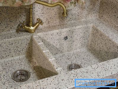 Los lavabos antiguos de piedra son ideales para interiores de estilo retro. Los lavabos antiguos de piedra son ideales para interiores de estilo retro.