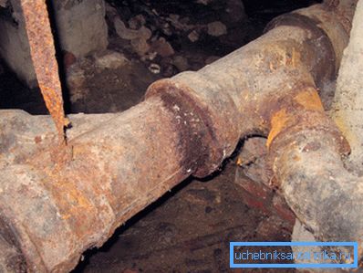 Antiguo sistema de alcantarillado de elementos en forma de fundición. Antiguo sistema de alcantarillado de elementos en forma de fundición.