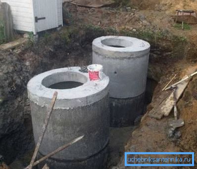 Pozos de concreto de alcantarillado en la etapa de terminación. Pozos de concreto de alcantarillado en la etapa de terminación.