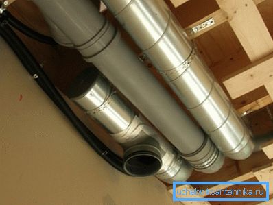 Las tuberías de aguas residuales a veces pueden servir como ventilación. Las tuberías de aguas residuales a veces pueden servir como ventilación.