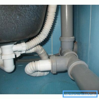 Tuberías de alcantarillado en el apartamento. Tuberías de alcantarillado en el apartamento.
