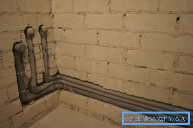 Alcantarillado y plomería ocultos en las ranuras de la pared.