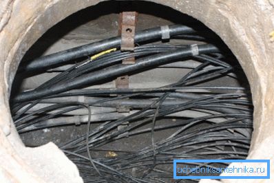 Aguas residuales con cables tendidos en ella. Aguas residuales con cables tendidos en ella.