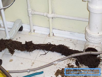 La imagen de la foto no es agradable, pero sin el mantenimiento adecuado del sistema de alcantarillado, esto sucede en cada quinto apartamento.