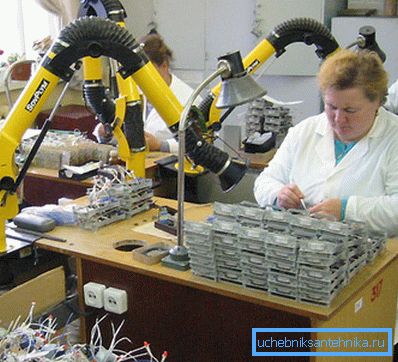 Cada lugar de trabajo puede ser equipado con una campana de extracción personal.