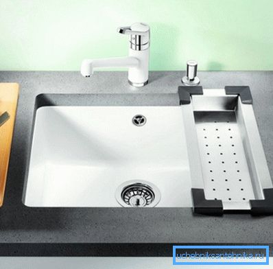 Cuencos de cerámica más a menudo pertenecen a las líneas de élite de la plomería. Cuencos de cerámica más a menudo pertenecen a las líneas de élite de la plomería.