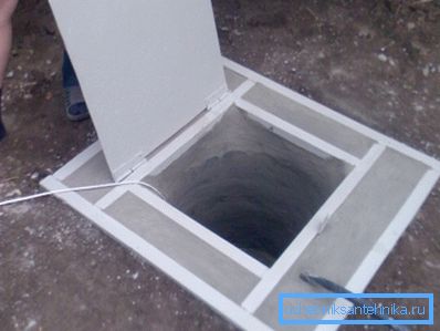 Cajón de hormigón con la escotilla. Cajón de hormigón con la escotilla.