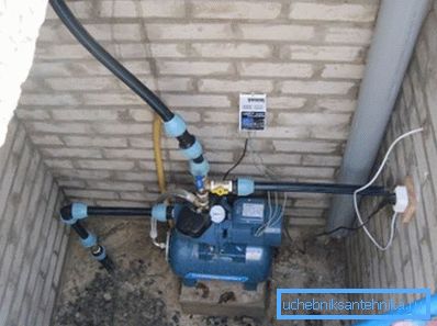 Caja con equipo de suministro de agua. Caja con equipo de suministro de agua.