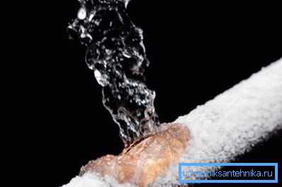 Hervir el agua ayudará a derretir el hielo formado en el interior. Hervir el agua ayudará a derretir el hielo formado en el interior.