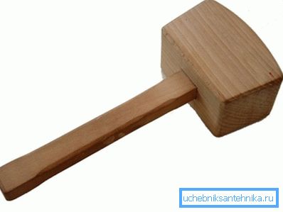 Se necesita un mazo para doblar láminas de metal. Se necesita un mazo para doblar láminas de metal.