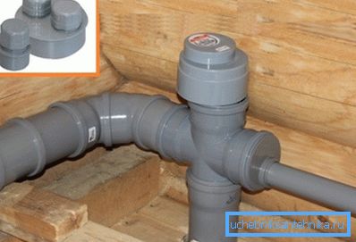 Válvula en tubería de alcantarillado en una casa de madera Válvula en tubería de alcantarillado en una casa de madera
