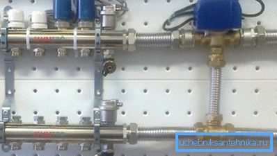 La válvula en la unidad de mezcla está equipada con un servoaccionamiento. La válvula en la unidad de mezcla está equipada con un servoaccionamiento.