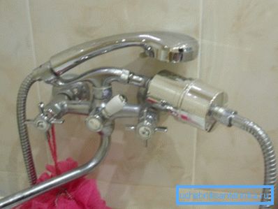 Ducha clásica con filtro de agua. Ducha clásica con filtro de agua.